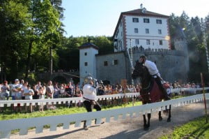V DEŽELI OSTRNIC - Srednjeveški dan pri gradu Snežnik