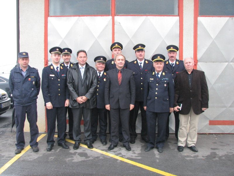 Minister Aleš Hojs z županom Antonom Zakrajškom in predstavniki gasilskih zvez