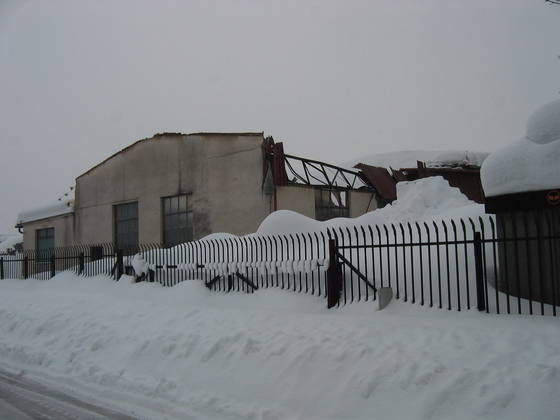 Sneg podrl del strehe podjetja Riko Ribnica