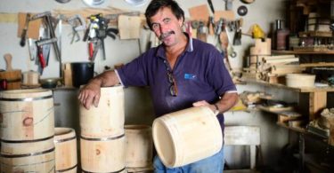 »Posodarstva sem se naučil od očeta, ki je izdeloval čebre, škafe in brente. Ker se ti izdelki niso več uporabljali, sem jih prilagodil sodobni uporabi,« pojasni posodar Franc Jaklič.