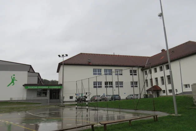 Zadnja stran šole, kjer je vhod v nedolgo tega zgrajeno športno dvorano. Foto: Simona Fajfar