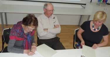 Alenka in Filip Pakiž ob podpisu pogodbe o doniranju z direktorico Rokodelskega centra Polono Rigler Grm