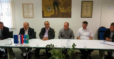 Jože Tanko, Jože Levstek, Ivan Benčina, Blaž Milavec in Franc Lesar ter Pavle Hočevar ob podpisu pogodbe