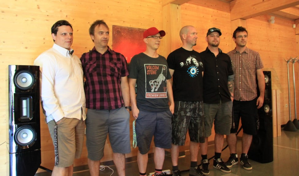 Siddharta z Dejanom Radičevićem ob zvočnikih Lesar by Žbona