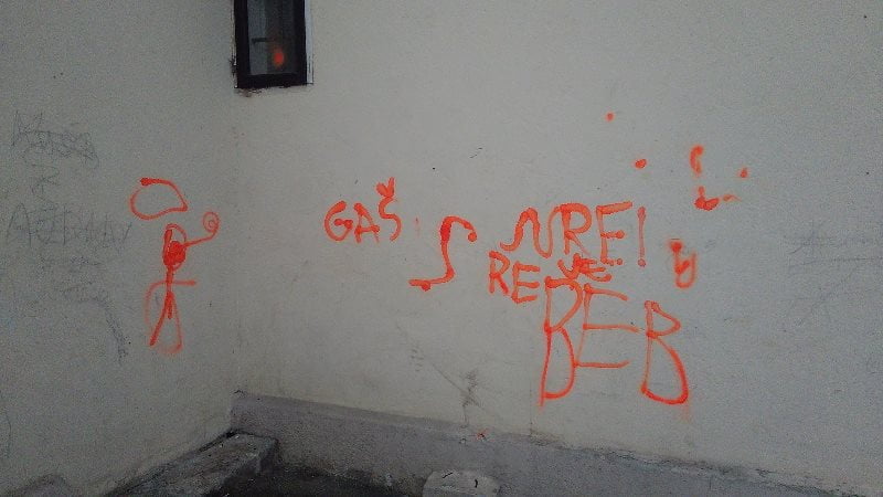 Igrišče v Dolenji vasi - popisan zid