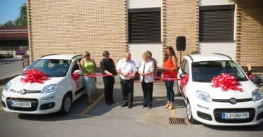 Ribniški župan Jože Levstek, direktorica ZD Ribnica Lidija Šmalc in ribniški dekan mag. Anton Berčan ob prerezu traku
