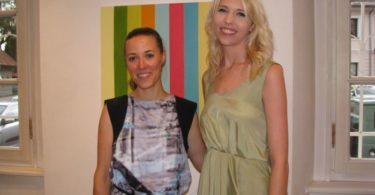 Slikarka Karmen Bajec (levo) in kustosinja razstave Klara Zupančič (Foto: M. L.-S.)