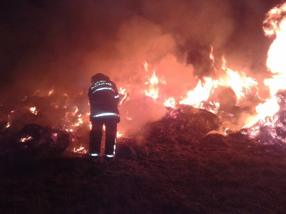 Goreče bale sena v Lipovcu, foto: O. Oražem