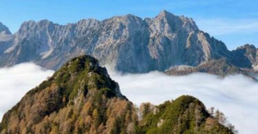 Zeleno-rjavi Ciprnik, s katerega čudovit razgled seže do Kralja gora – Jalovca (levo), Ponc in še širše, foto splet