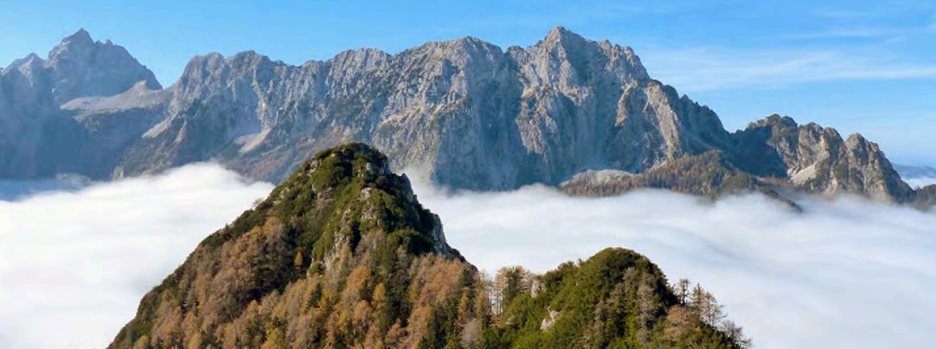 Zeleno-rjavi Ciprnik, s katerega čudovit razgled seže do Kralja gora – Jalovca (levo), Ponc in še širše, foto splet