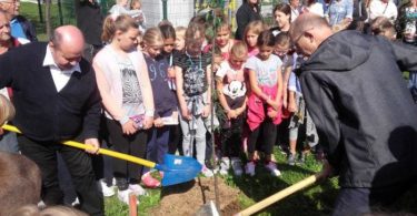 Župan Jože Levstek, Branko Goričan in predsednik društva Joga v vsakdanjem življenju Šele Suljević so zasadili drevo – tokrat slivo.