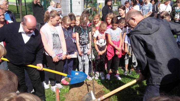 Župan Jože Levstek, Branko Goričan in predsednik društva Joga v vsakdanjem življenju Šele Suljević so zasadili drevo – tokrat slivo.