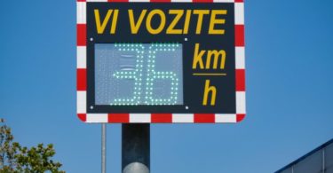 Prikazovalnik hitrosti na Merharjevi ulici