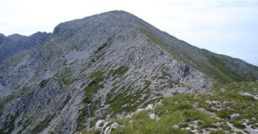 V piramido oblikovan vrh Rodice z zahoda. Foto: Mitja Košir
