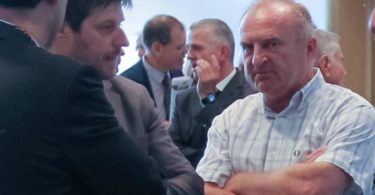 Na trgu se je zaradi odprave registrskih računov znašlo nekaj delnic Inlesa. Marles je nakupe zdaj končal. To je vsa zgodba.Leopold Poljanšek, večinski lastnik Marlesa