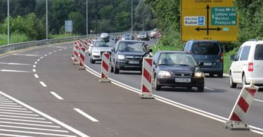 Skozi Lavrico in Škofljico vsak dan pelje približno 17.000 motornih vozil. Foto: Bojan Rajšek/Delo