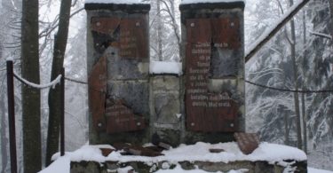 Razbiti spomenik v Jelenovem žlebu, foto ZZB