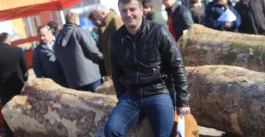 Stanko Oblak, lastnik zmagovalnega hloda, dražba lesa, 15.2.2017, Slovenj Gradec (Foto: Tadej Regent/Delo)