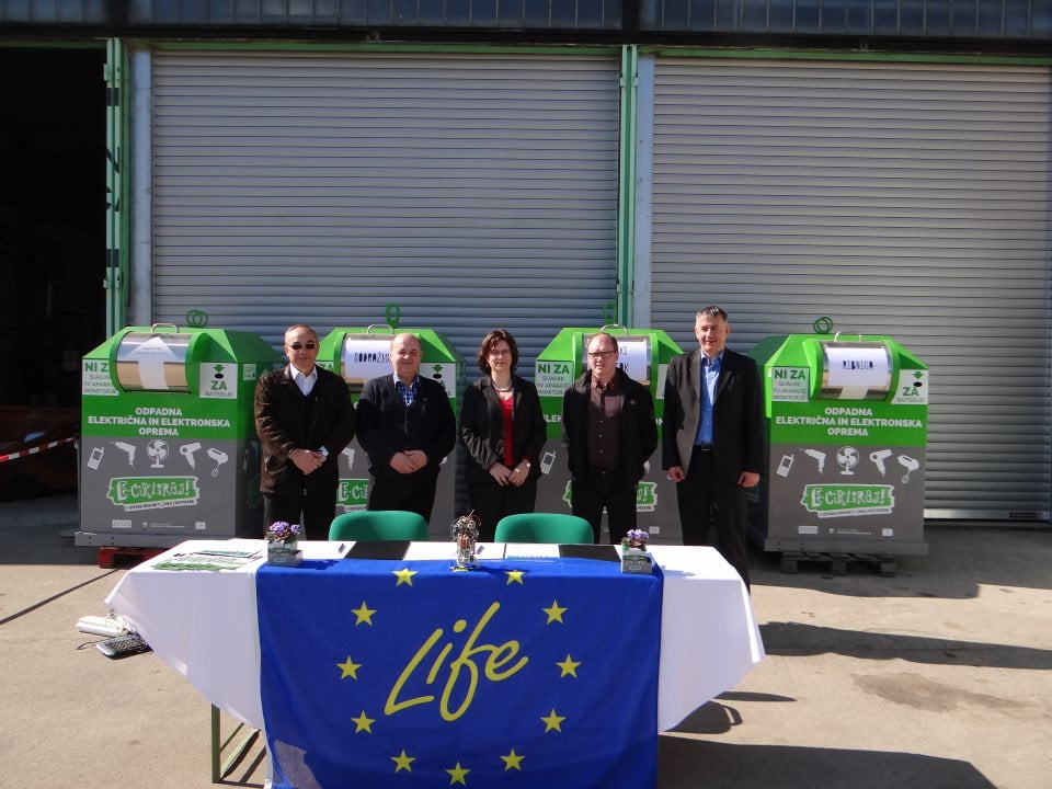 Skupinska slika pri predaji zabojnikov v Goriči vasi