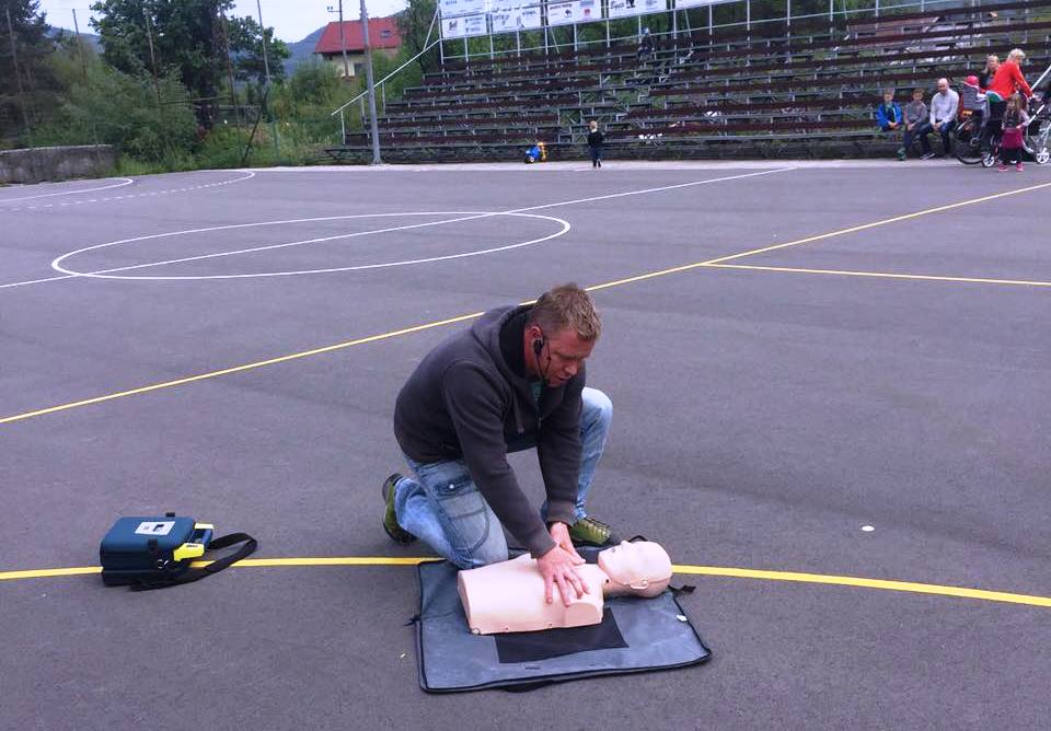 Jure Rozman med demonstracijo pravilne masaže srca ob zastoju, foto FB profil Crknjene podgane