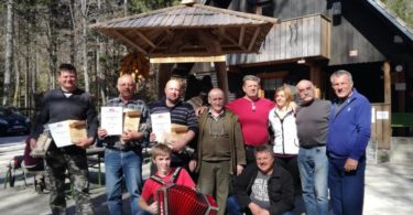 Komisija in najboljši pri Francetovi jami. Foto Milan Glavonjić