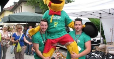 Psoglavec je nova maskota sodraške občine, ki so ga izdelali za letošnje Psoglavske dneve, so ga pa javnosti prvič predstavili že, ko je šla skozi Sodražico kolesarska karavana letošnje dirke Po Sloveniji. (Foto: M. L.-S.)