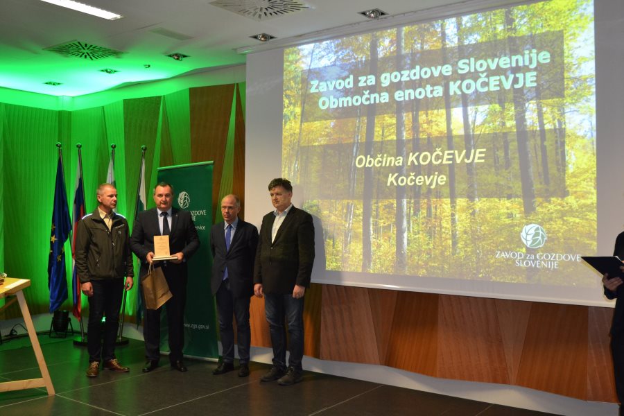 Podžupan občine Kočevje Roman Hrovat ob prejemu priznanja