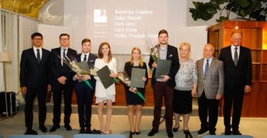 14.generacija štipendistov Škrabčeve ustanove. Za študijsko leto 2017-2018 so štipendije prejeli Katarina Gomboc, Luka Horjak, Janž Snoj, Lara Unuk in Urška Vranjek Ošlak.