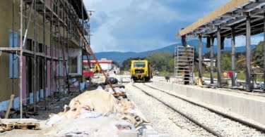 V Kočevju bodo med drugim pridobili nov pokrit otočni peron, prenovljeno postajno poslopje ter urejeno nakladalno klančino. (Foto: Dragana Stanković)