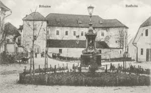 Ribnica, Reifnitz, pred gradom, vodnjak s svetilko in park okrog njega, neodposlana