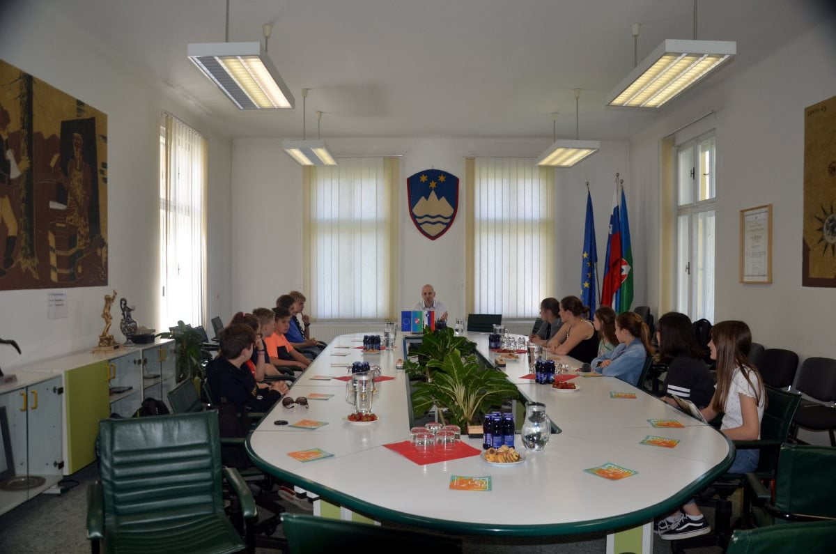 Ribniški župan gostil šolski otroški parlament ribniške osnovne šole