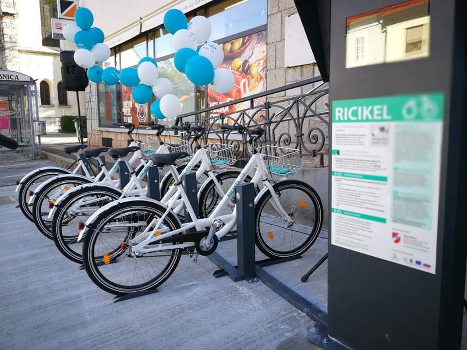 V Ribnici otvorili avotomatiziran sistem izposoje koles RICIKEL