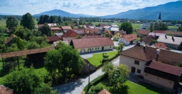 Škrabčeva domačija je umeščena v idilično malo vas Hrovača tik ob Ribnici. FOTO: Škrabčeva domačija