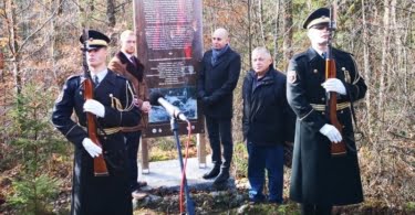 Spominska plošča ob 75-letnici padca ameriškega bombnika, Makoše (Foto: M. G.)