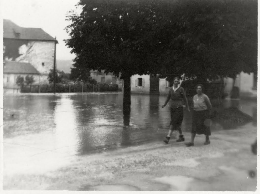 Poplavljena Ribnica v centru pred Miklovo hišo, na današnjem parkirišču. V ozadju mogočni Ribniški grad.