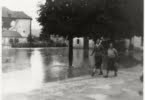 Poplavljena Ribnica v centru pred Miklovo hišo, na današnjem parkirišču. V ozadju mogočni Ribniški grad.