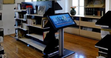 Domoznanski multimedijski zaslon v Knjižnici Miklova hiša