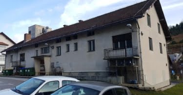 V tej stavbi bodo letos začeli urejati medgeneracijski center. Foto arhiv občine Loški Potok