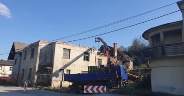 Občina Ribnica v Dolenji vasi odkupila 2700 m2 zemljišče s stavbami