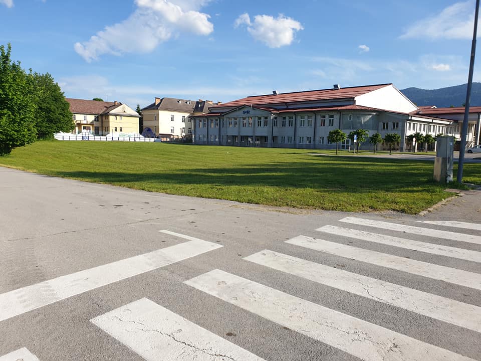 Bodoče večnamensko igrišče (atletska steza, rokometno/nogometno igrišče, odbojka na mivki, košarkarsko igrišče, objekt s sanitariji, garderobami, pokrite tribune)