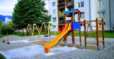 Otroška igrala na Knafljevem trgu