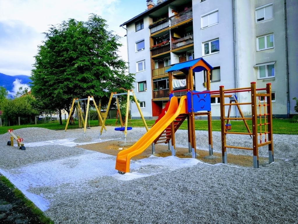 Otroška igrala na Knafljevem trgu