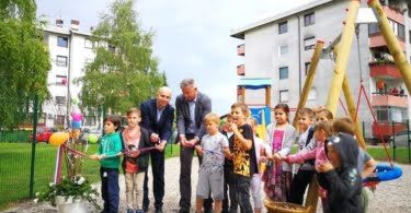 odprtje otroškega igrišča na Prijateljevem trgu