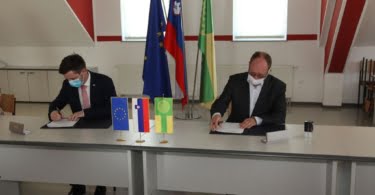 Aleš Mihelič in župan Sodražice Blaž Milavec