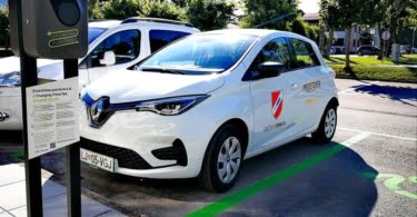 Električna polnilnica pred Športnim centrom Ribnica