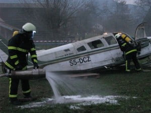 Gasilska vaja: Strmoglavljenje manjšega športnega letala s pilotom in članom posadke