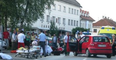 Prometna nesreča sopotnika na motorju v Ribnici